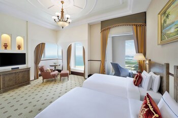 Al Habtoor Grand Resort, Autograph Collection