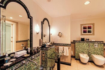 Al Habtoor Grand Resort, Autograph Collection