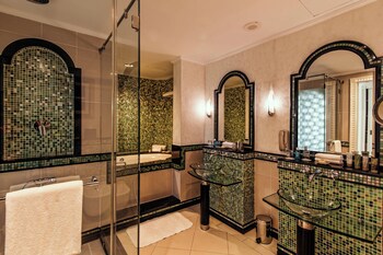 Al Habtoor Grand Resort, Autograph Collection