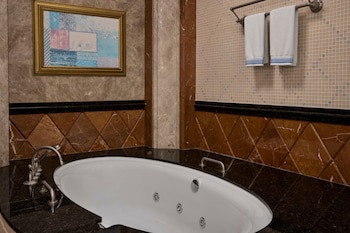 Al Habtoor Grand Resort, Autograph Collection