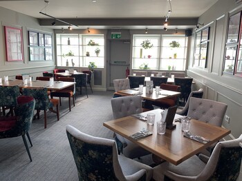 Potters Heron Hotel