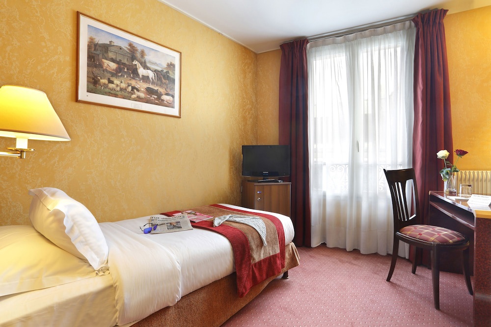 Hotel The Originals Paris Paix Republique