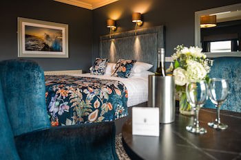 Falls Hotel & Spa