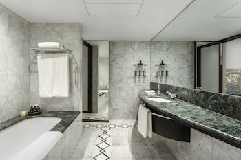 Como The Halkin