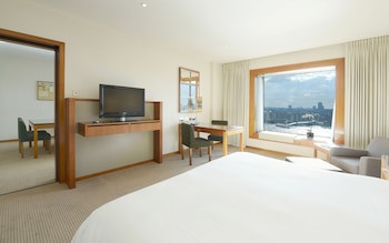 Canary Riverside Plaza Hotel