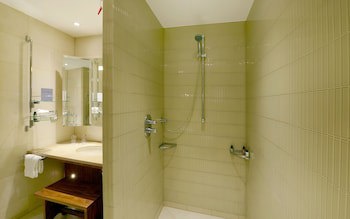 Canary Riverside Plaza Hotel