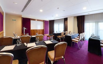 Canary Riverside Plaza Hotel