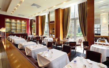 Canary Riverside Plaza Hotel