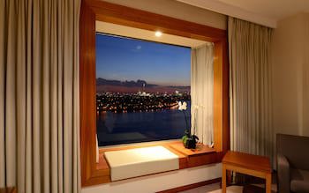 Canary Riverside Plaza Hotel