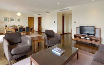 Canary Riverside Plaza Hotel