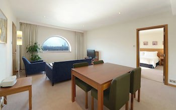 Canary Riverside Plaza Hotel