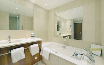 Canary Riverside Plaza Hotel