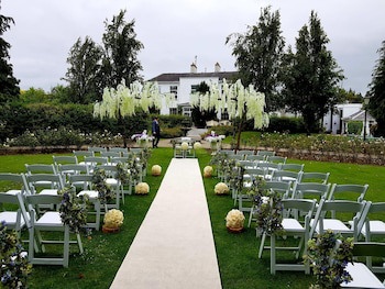 Castle Oaks House Hotel