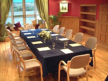 Castle Oaks House Hotel