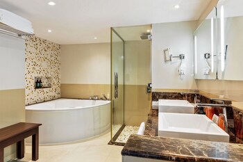 Crowne Plaza Muscat, An Ihg Hotel