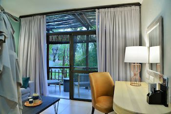 Cresta Mowana Safari Resort & Spa