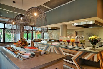 Cresta Mowana Safari Resort & Spa