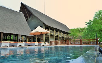 Cresta Mowana Safari Resort & Spa