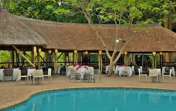 Cresta Mowana Safari Resort & Spa
