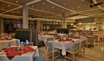 Cresta Mowana Safari Resort & Spa