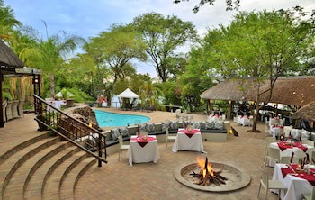 Cresta Mowana Safari Resort & Spa