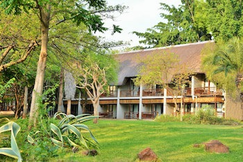 Cresta Mowana Safari Resort & Spa