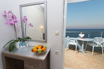 Astron Hotel