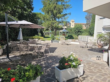 Massimi City Garden Hotel