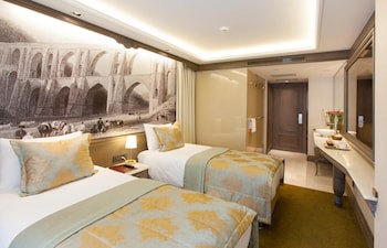 DOUBLE KING BED WITH JACUZZI