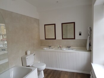 Noel Arms Hotel