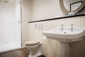 Bear Of Rodborough Hotel