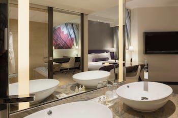 Gateway, Marco Polo Hotel