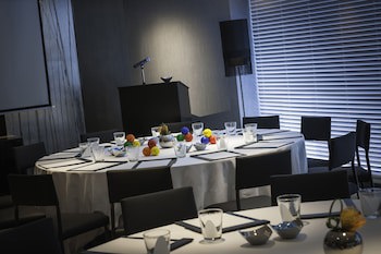 Gateway, Marco Polo Hotel