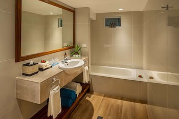 Outrigger Fiji Beach Resort