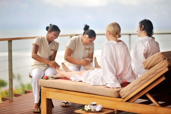 Outrigger Fiji Beach Resort
