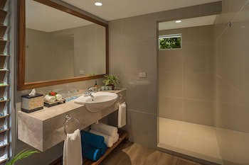 Outrigger Fiji Beach Resort