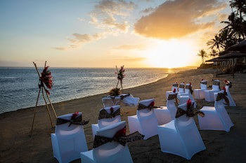 Outrigger Fiji Beach Resort