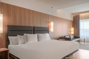 Ac Hotel Diagonal L'illa By Marriott