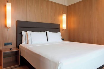 Ac Hotel Diagonal L'illa By Marriott