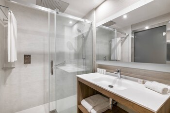 Ac Hotel Diagonal L'illa By Marriott