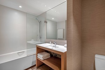 Ac Hotel Diagonal L'illa By Marriott