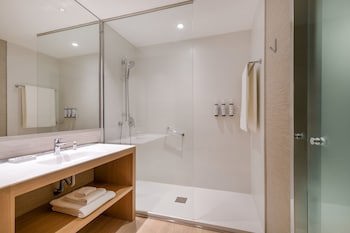 Ac Hotel Diagonal L'illa By Marriott