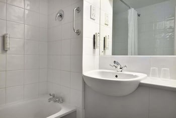 Days Inn By Wyndham Membury M4