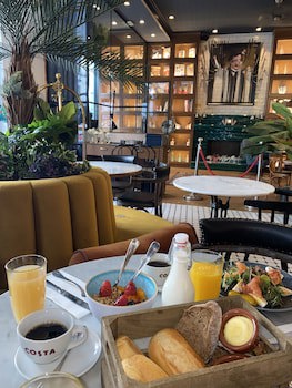Craves Hotel