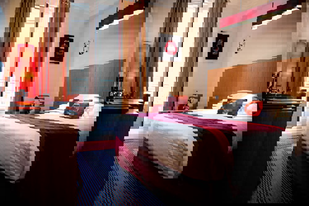 Westside Arc De Triomphe (Adults Only)