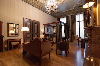 Grand Hotel De Draak And Residence Dagmara