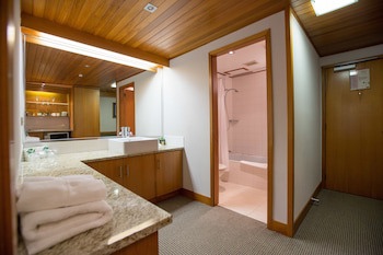 Commodore Airport Hotel