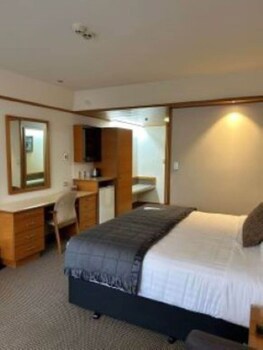 Commodore Airport Hotel
