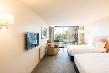 Commodore Airport Hotel