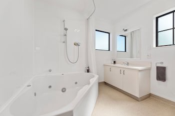 Knightsbridge Court Motor Lodge